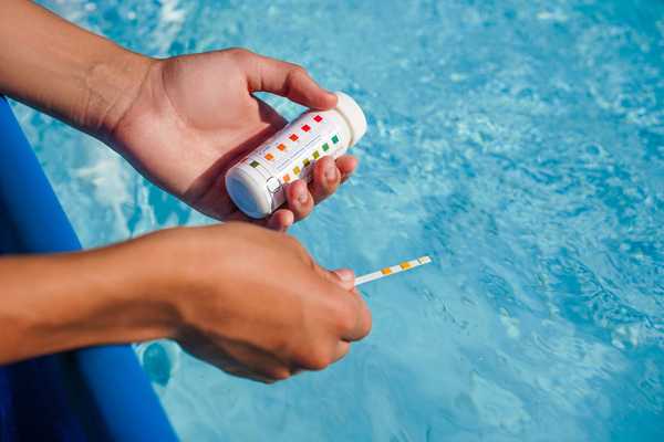 Comment tester et équilibrer les niveaux de pH de la piscine