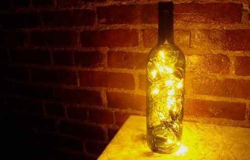 Cómo convertir las botellas de vino en linternas románticas