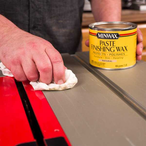Cómo usar cera de pasta para lubricar una sierra de mesa