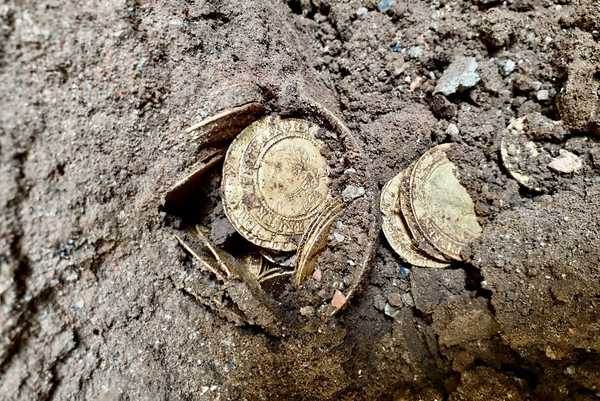 Hunderte von Goldmünzen, die während der Küchendemo entdeckt wurden