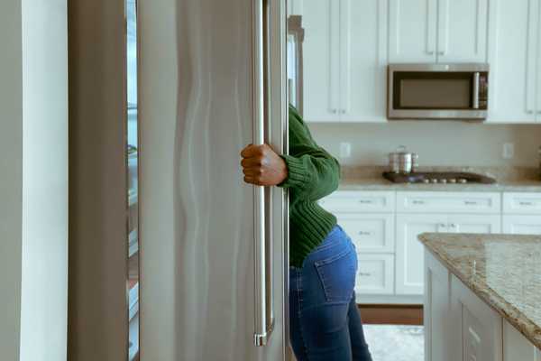 Si escuchas agua goteando detrás de tu refrigerador, esto es lo que significa