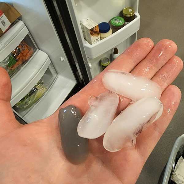 Wenn Sie graue Eiswürfel in Ihrem Kühlschrank sehen, bedeutet dies, dass es bedeutet