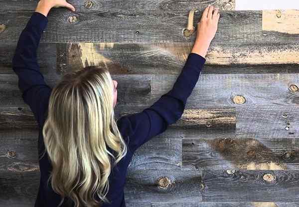 Installez des panneaux en bois avec une facilité de pelage et de bâton