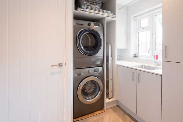 Ist es besser, eine Waschmaschine und einen Trockner zu stapeln oder sie nebeneinander zu lassen?