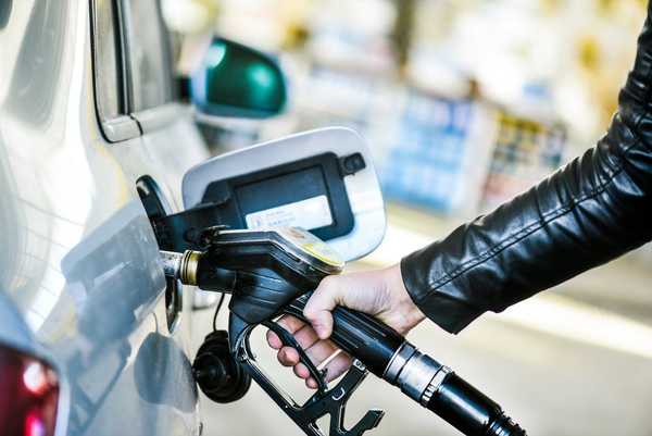 Est-il dangereux de pomper du gaz avec ma voiture en marche?