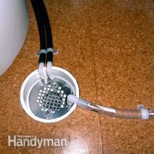 Waschküche, die einen eingebrauchten PVC -Bodenabfluss plummen
