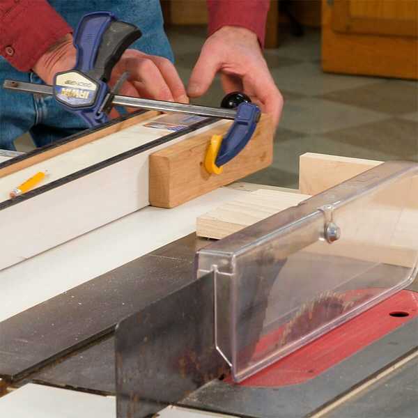 Nunca use solo la mesa de sierra para tablas de corte transversal!