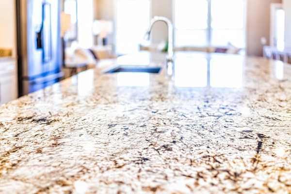 Jangan sekali -kali menggunakan produk pembersih ini di countertop granit anda