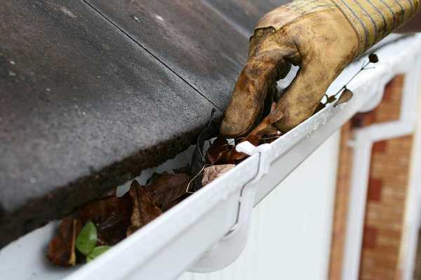 Professionelle oder DIY -Kosten für die Reinigung der Dachrinnen
