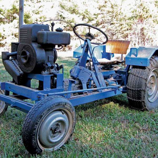 Reader Project Garden Tractor Construído com peças de carro de ferro -velho