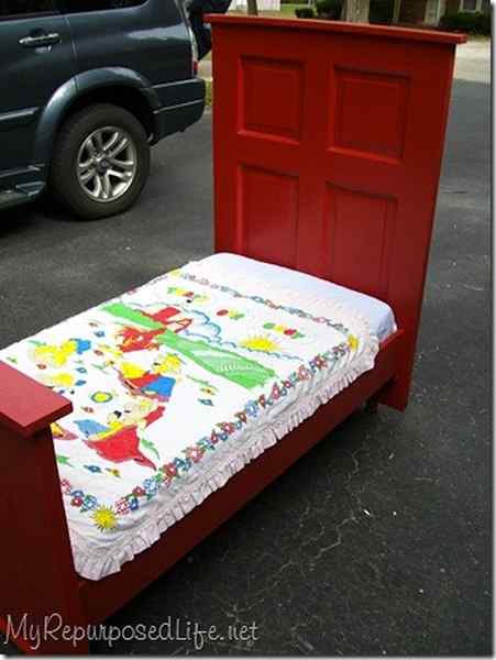 Cama para niños de la puerta reutilizada