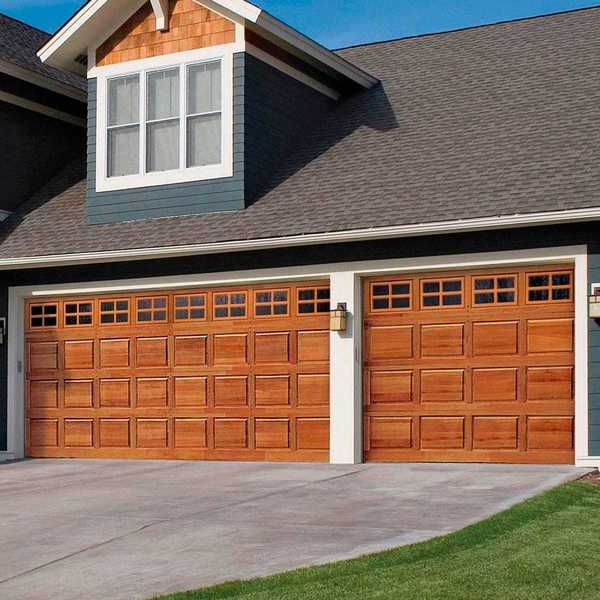 ¿Deberían que su puerta de garaje coincida con el color de su casa??