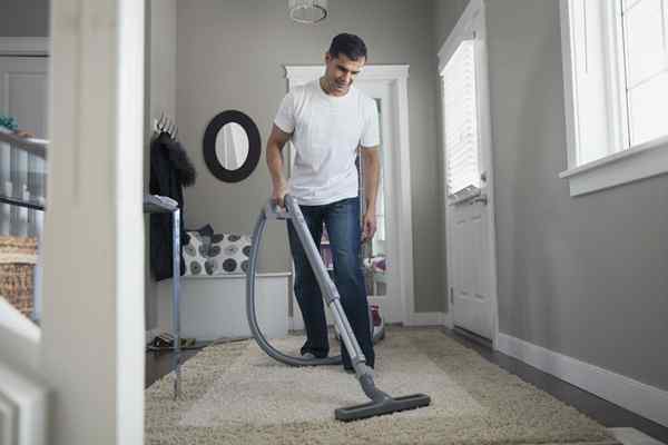 Résolu! À quelle fréquence vous devriez réellement passer l'aspirateur