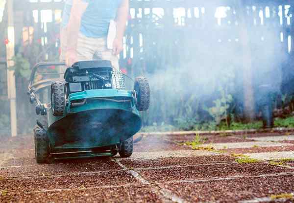 Diselesaikan! Apa yang perlu dilakukan semasa pemotong rumput anda mula merokok