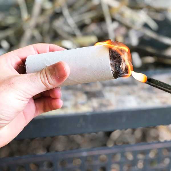 Beginnen Sie ein Lagerfeuer mit diesen DIY -Feuerstartern