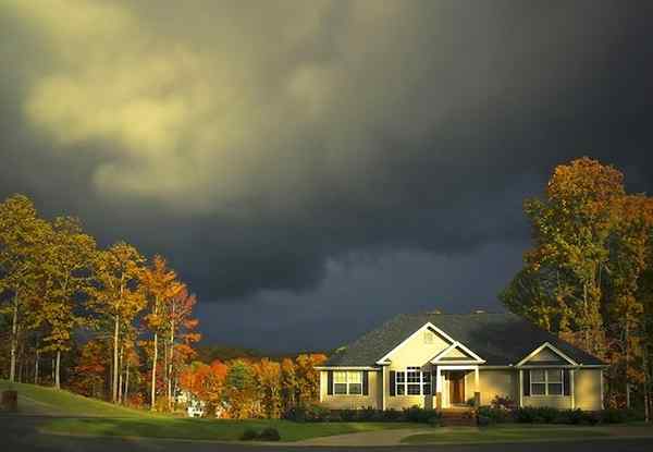 Mantenerse seguro 5 imprescindibles en casa para emergencias de tormentas