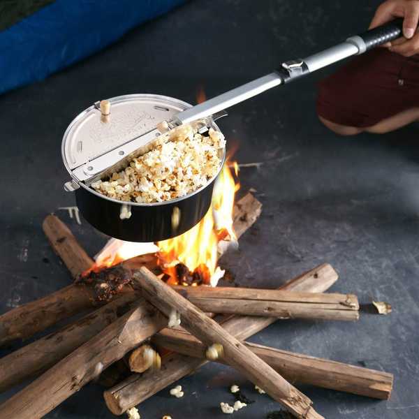 Este popper de palomitas de maíz de fogata es perfecta para el pozo de fuego de tu patio trasero