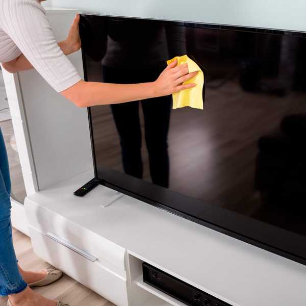 Esta es la forma correcta de limpiar un televisor de pantalla plana de manera segura
