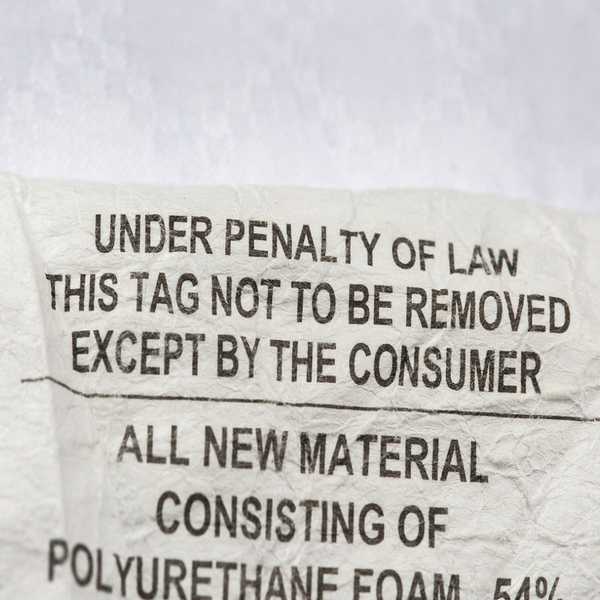 Por eso es ilegal eliminar una etiqueta de colchón