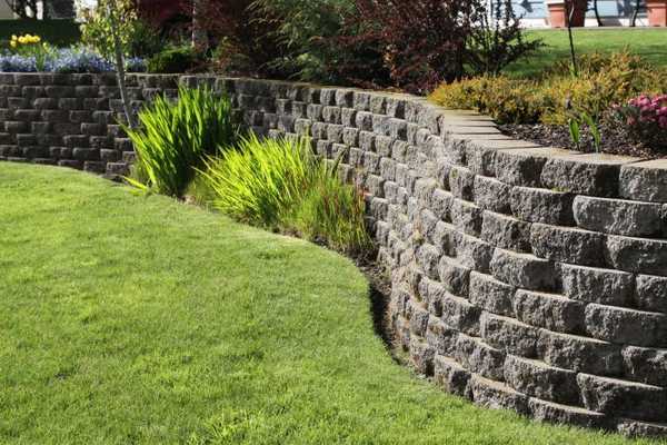 Tipps zum Hinzufügen von Entwässerung zu Ihrer Stützmauer