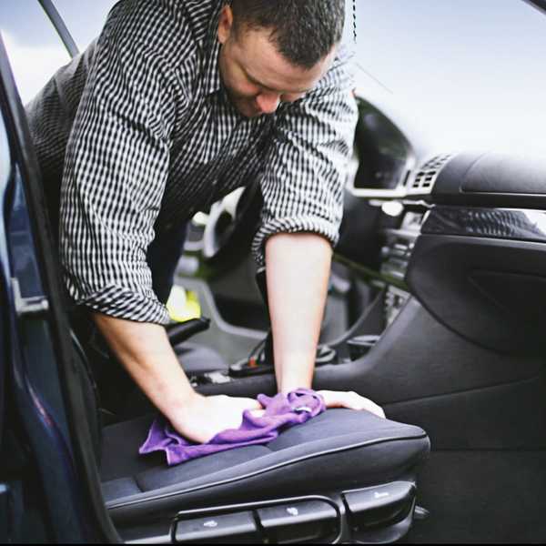 Conseils pour retirer les taches d'eau des sièges d'auto