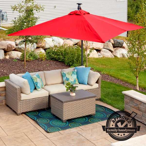 Améliorez votre arrière-cour avec ce parapluie de patio à énergie solaire
