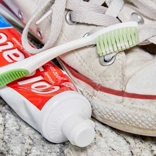 Utilisez le dentifrice pour nettoyer les baskets