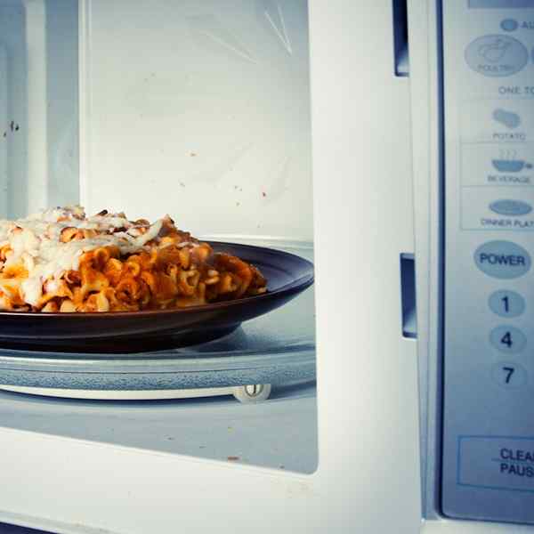 Video Inilah yang tidak boleh dimasukkan ke dalam microwave Anda