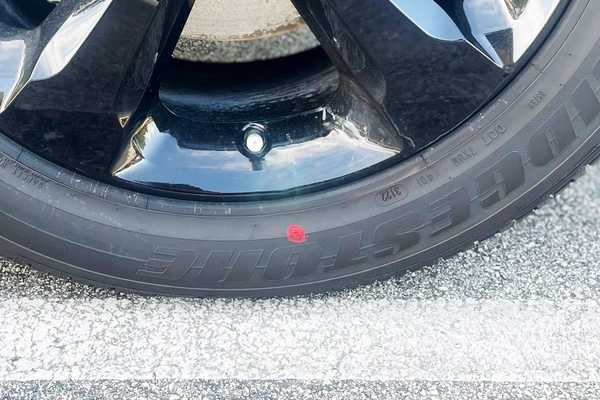 Que signifie un point rouge ou jaune sur vos pneus?