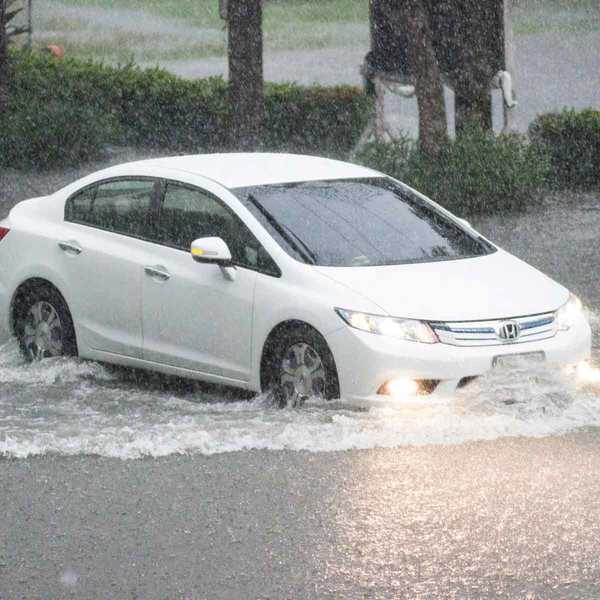 ¿Qué le sucede a su automóvil cuando conduce por aguas altas?