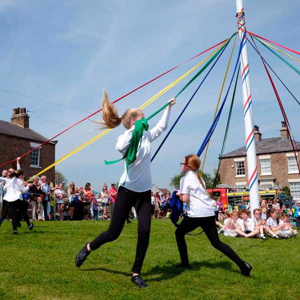 ¿Qué es un Maypole y por qué la gente baila a su alrededor??