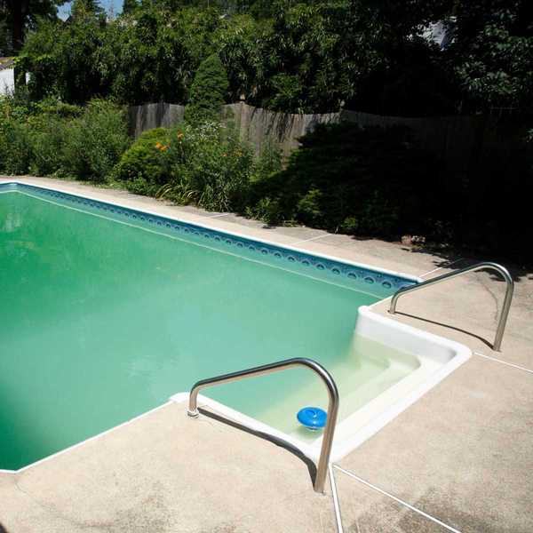 O que faz uma piscina ficar verde e como faço para consertar?