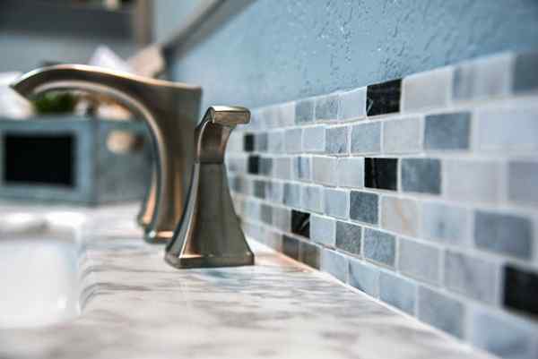 Qual é a diferença? Grout vs. Calafetar