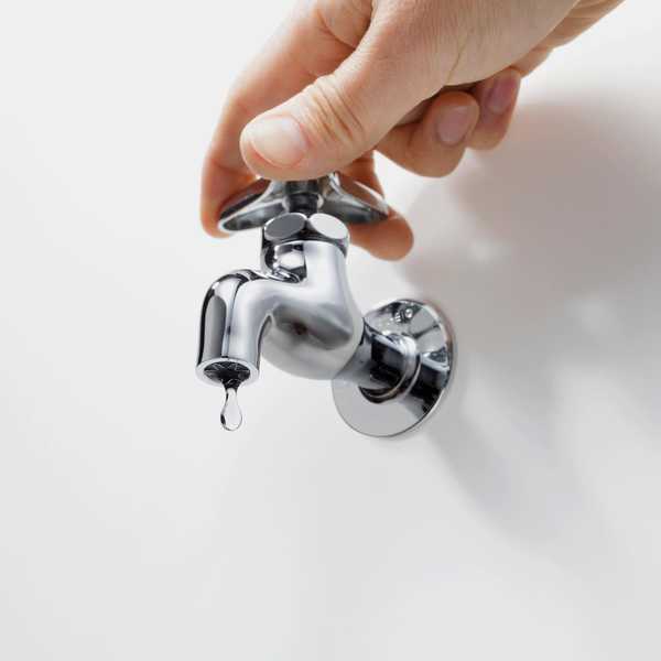 Pourquoi laisser votre robinet goutte à goutte empêche les tuyaux de gel?