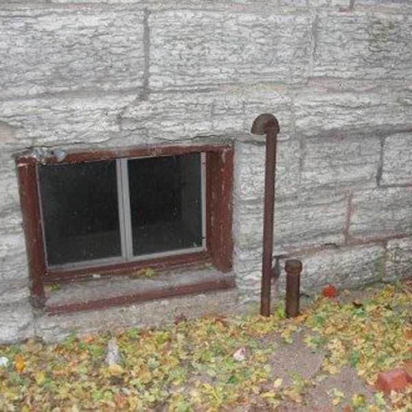 Por qué las casas viejas tienen pequeñas tuberías galvanizadas que sobresalen del suelo