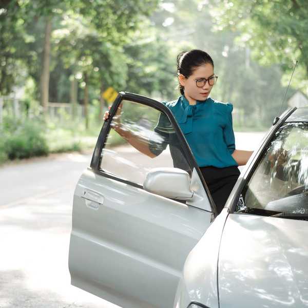 Por que a porta do meu carro não fecha corretamente?