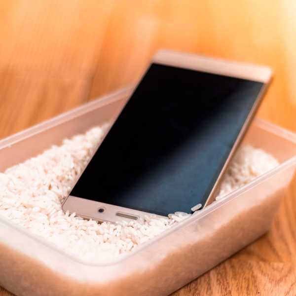 Pourquoi tu ne devrais pas mettre un téléphone trempé dans le riz (et que faire à la place)
