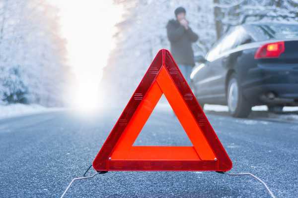 Consejos de supervivencia del automóvil de invierno cuando se queda varado en el frío