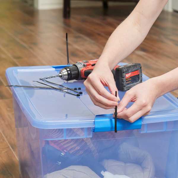 Zip Tie Hack pour sécuriser les poubelles en mouvement