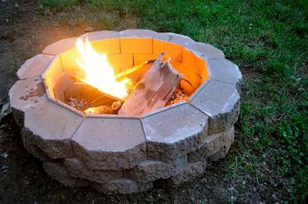 Cómo construir un pozo de fuego básico en el patio trasero