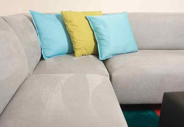 Cara membersihkan sofa suede microfiber