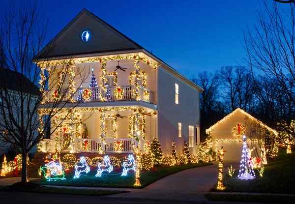 Como pendurar luzes de Natal lá fora