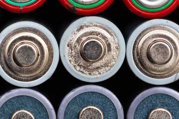 Batterías corroídas de la limpieza rápida de la punta