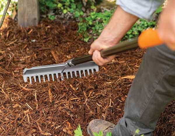 Die besten Bogenrake für Ihren Rasen und Ihren Garten