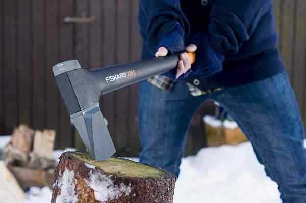 Die besten Bushcraft -Achsen zum Hacken von Holz