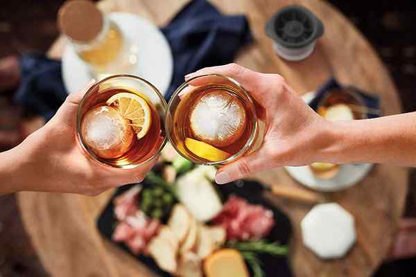 Les meilleurs moules à boule de glace pour boire un verre avec une touche fraîche