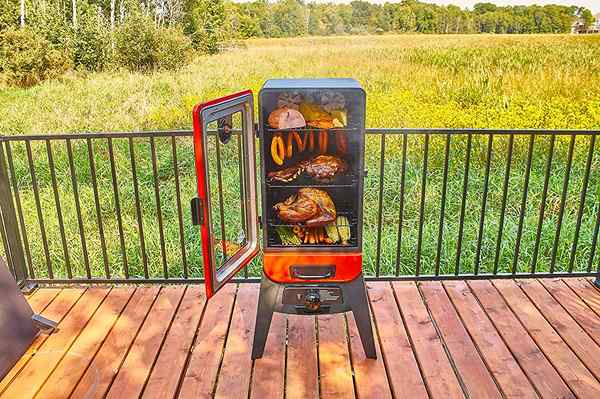 Los mejores fumadores de propano para elevar su cocina al aire libre