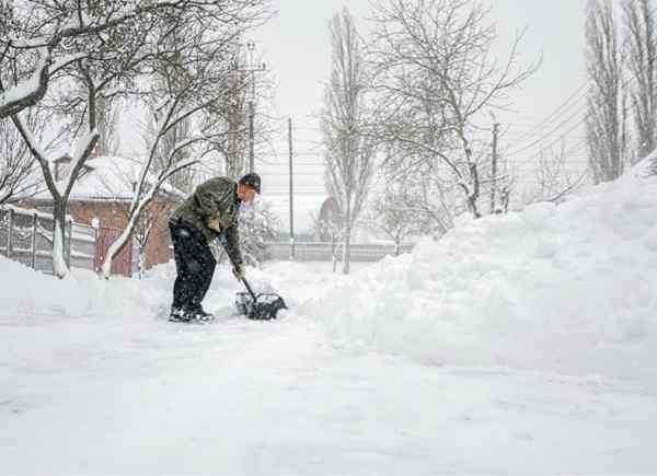 5 maneiras de escavar neve pode ser prejudicial à sua saúde