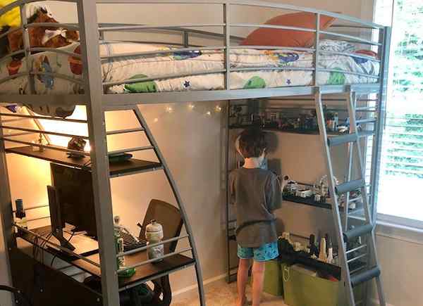 Ajouter le plaisir (et un espace de plancher précieux) à la chambre de votre enfant avec ce lit mezzanine