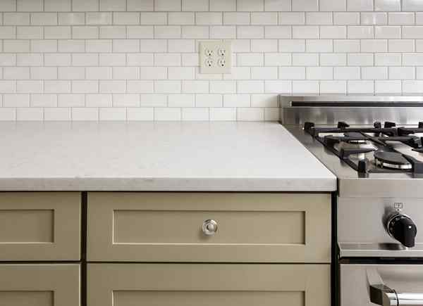 Alat keren cara bebas repot untuk ubin backsplash